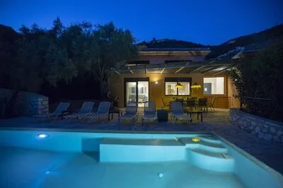 Villa Amoudia - Luxury Villa right on the beach with Private Pool