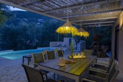 Villa Amoudia - Luxury Villa right on the beach with Private Pool