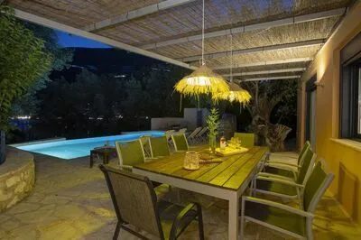 Villa Amoudia - Luxury Villa right on the beach with Private Pool