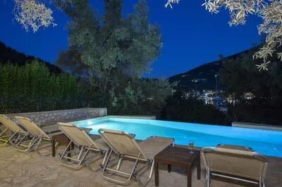 Villa Amoudia - Luxury Villa right on the beach with Private Pool