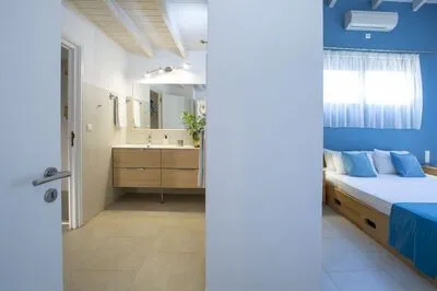 Villa Amoudia - Luxury Villa right on the beach with Private Pool