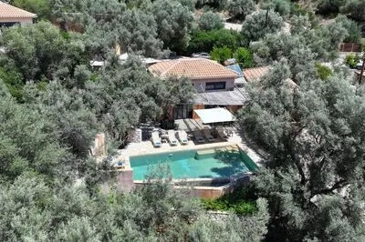 Villa Amoudia - Luxury Villa right on the beach with Private Pool