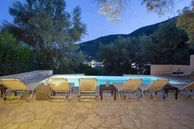 Villa Amoudia - Luxury Villa right on the beach with Private Pool