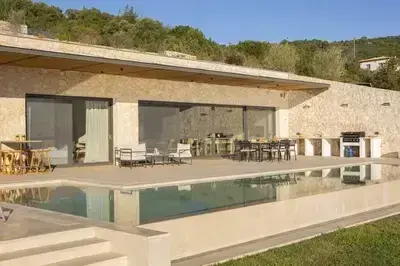 Amber by the sea – Elegant Villa with amazing view and XLarge Infinity Pool