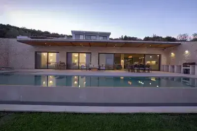 Amber by the sea – Elegant Villa with amazing view and XLarge Infinity Pool