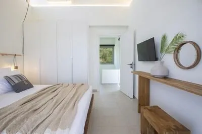 Hyades Villa B – A Premier Luxury Getaway near Kathisma beach