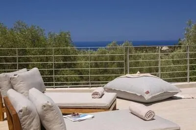 Hyades Villa B – A Premier Luxury Getaway near Kathisma beach