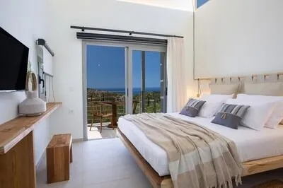 Hyades Villa B – A Premier Luxury Getaway near Kathisma beach