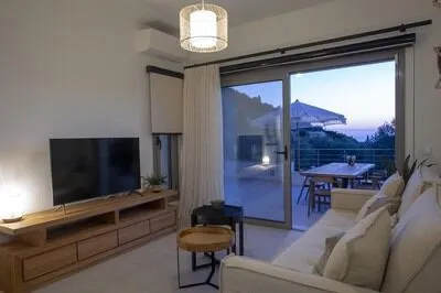 Hyades Villa B – A Premier Luxury Getaway near Kathisma beach
