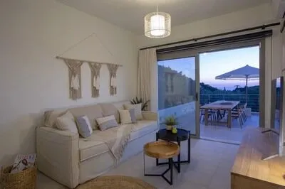 Hyades Villa B – A Premier Luxury Getaway near Kathisma beach