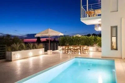 Hyades Villa B – A Premier Luxury Getaway near Kathisma beach