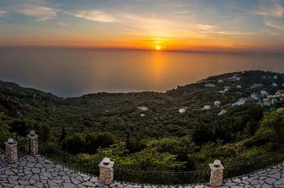 Large accommodation for up to 29 people with stunning sunsets in Kalamitsi