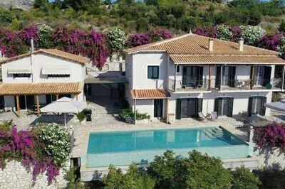 Large accommodation for up to 29 people with stunning sunsets in Kalamitsi