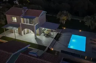 Charming Villa Penelope with Private Pool walking distance to Lefkada town