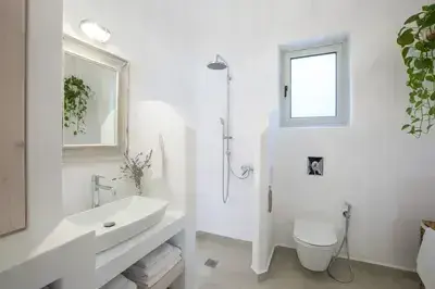 Villa Unalome – Seafront Luxury in the Picturesque Bay of Vlicho