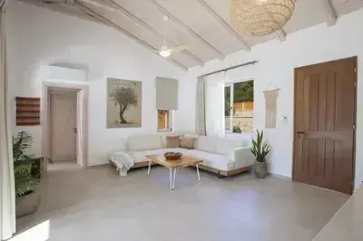 Villa Unalome – Seafront Luxury in the Picturesque Bay of Vlicho