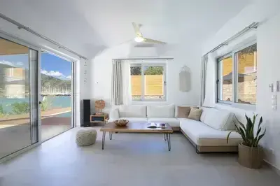 Villa Unalome – Seafront Luxury in the Picturesque Bay of Vlicho
