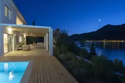 Villa Unalome – Seafront Luxury in the Picturesque Bay of Vlicho