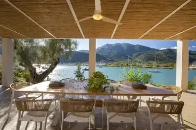 Villa Unalome – Seafront Luxury in the Picturesque Bay of Vlicho