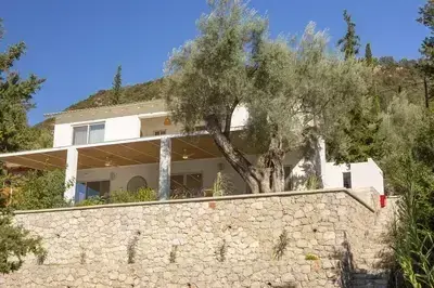 Villa Unalome – Seafront Luxury in the Picturesque Bay of Vlicho