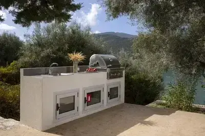 Villa Unalome – Seafront Luxury in the Picturesque Bay of Vlicho