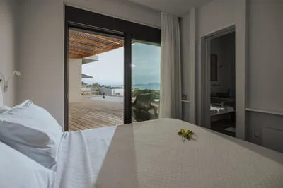 Villa Pelagia offering breathtaking views of the bay of Paleros