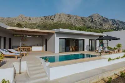 Villa Pelagia offering breathtaking views of the bay of Paleros
