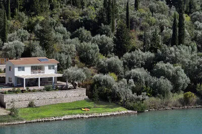 Villa Unalome – Seafront Luxury in the Picturesque Bay of Vlicho