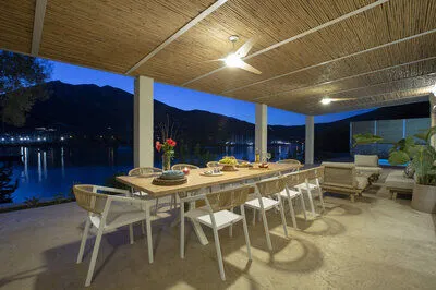 Villa Unalome – Seafront Luxury in the Picturesque Bay of Vlicho
