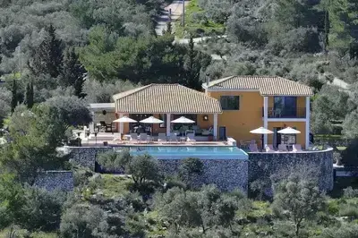 Villa Borsa: Secluded Retreat with Sea Views, Gym and near famous beaches
