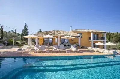 Villa Borsa: Secluded Retreat with Sea Views, Gym and near famous beaches