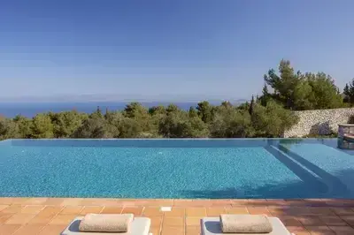 Villa Borsa: Secluded Retreat with Sea Views, Gym and near famous beaches