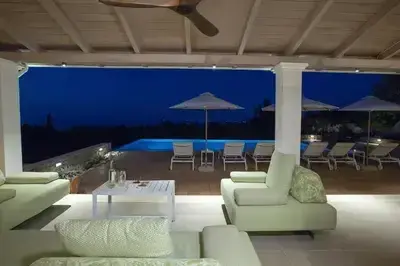 Villa Borsa: Secluded Retreat with Sea Views, Gym and near famous beaches