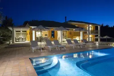 Villa Borsa: Secluded Retreat with Sea Views, Gym and near famous beaches