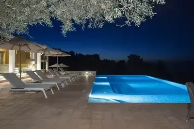 Villa Borsa: Secluded Retreat with Sea Views, Gym and near famous beaches