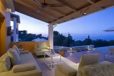 Villa Borsa: Secluded Retreat with Sea Views, Gym and near famous beaches
