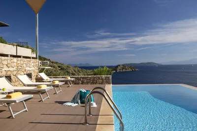 Villa Kalamos - Elegant Villa With Direct Sea Access