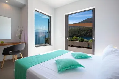 Villa Kalamos - Elegant Villa With Direct Sea Access