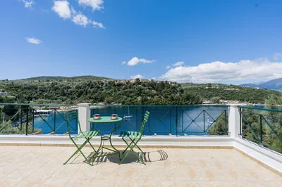 Seafront 3 bed Villa, p/pool, walk to beach and taverna