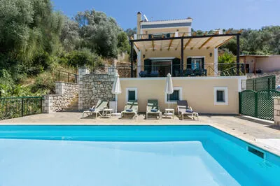 Seafront 3 bed Villa, p/pool, walk to beach and taverna