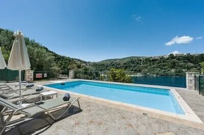 Seafront 3 bed Villa, p/pool, walk to beach and taverna