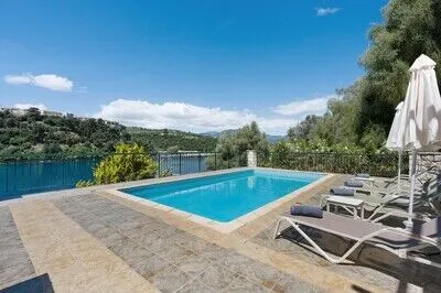 Seafront 3 bed Villa, p/pool, walk to beach and taverna