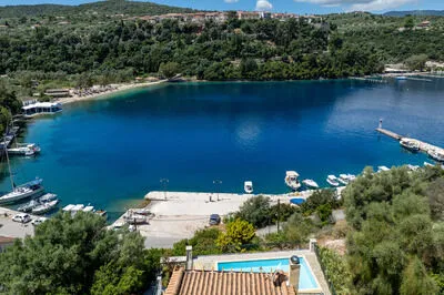 Seafront 3 bed Villa, p/pool, walk to beach and taverna