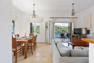 Seafront 3 bed Villa, p/pool, walk to beach and taverna