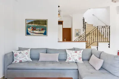 Seafront 3 bed Villa, p/pool, walk to beach and taverna