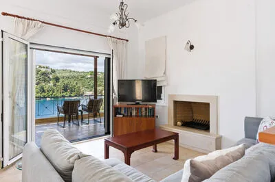 Seafront 3 bed Villa, p/pool, walk to beach and taverna