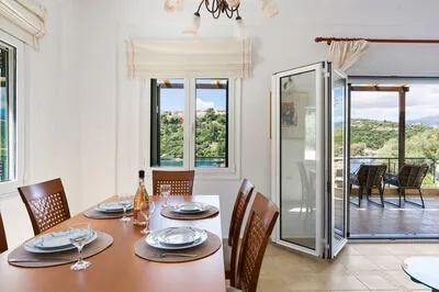 Seafront 3 bed Villa, p/pool, walk to beach and taverna