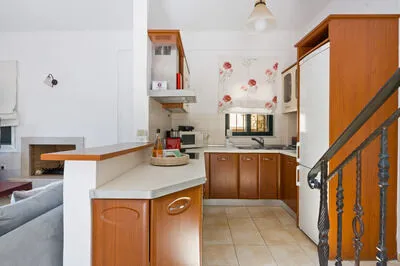 Seafront 3 bed Villa, p/pool, walk to beach and taverna