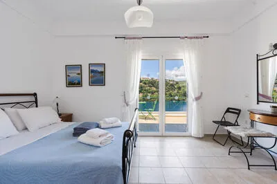 Seafront 3 bed Villa, p/pool, walk to beach and taverna