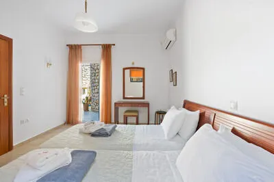Seafront 3 bed Villa, p/pool, walk to beach and taverna